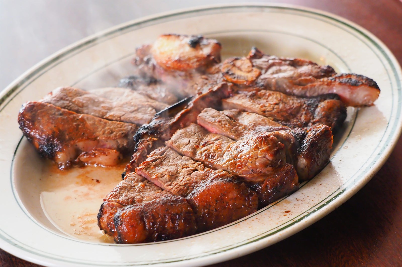 ボーンステーキ（1人前450g）1,990円（税別）／画像提供：俺の株式会社