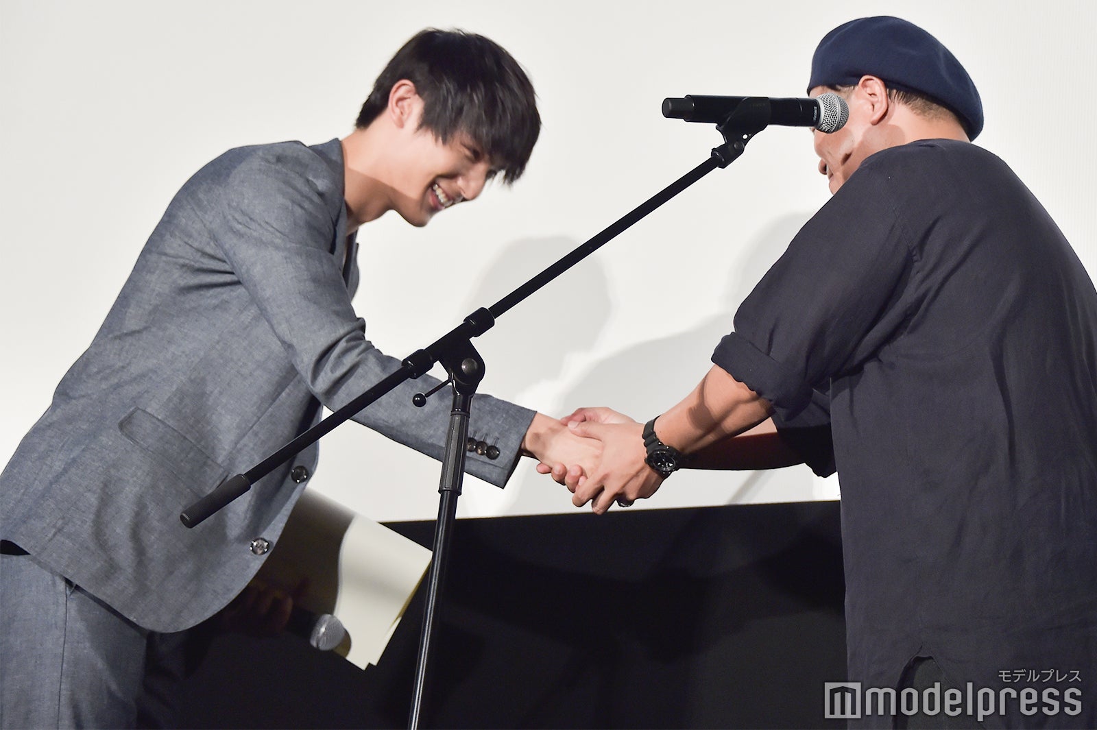 卒業証書を受け取り、監督と固い握手をする中川大志 （C）モデルプレス