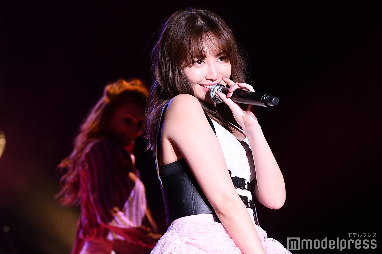 小嶋陽菜、AKB48卒業後初「ハート型ウイルス」歌唱 「sweet collection 2018」開幕