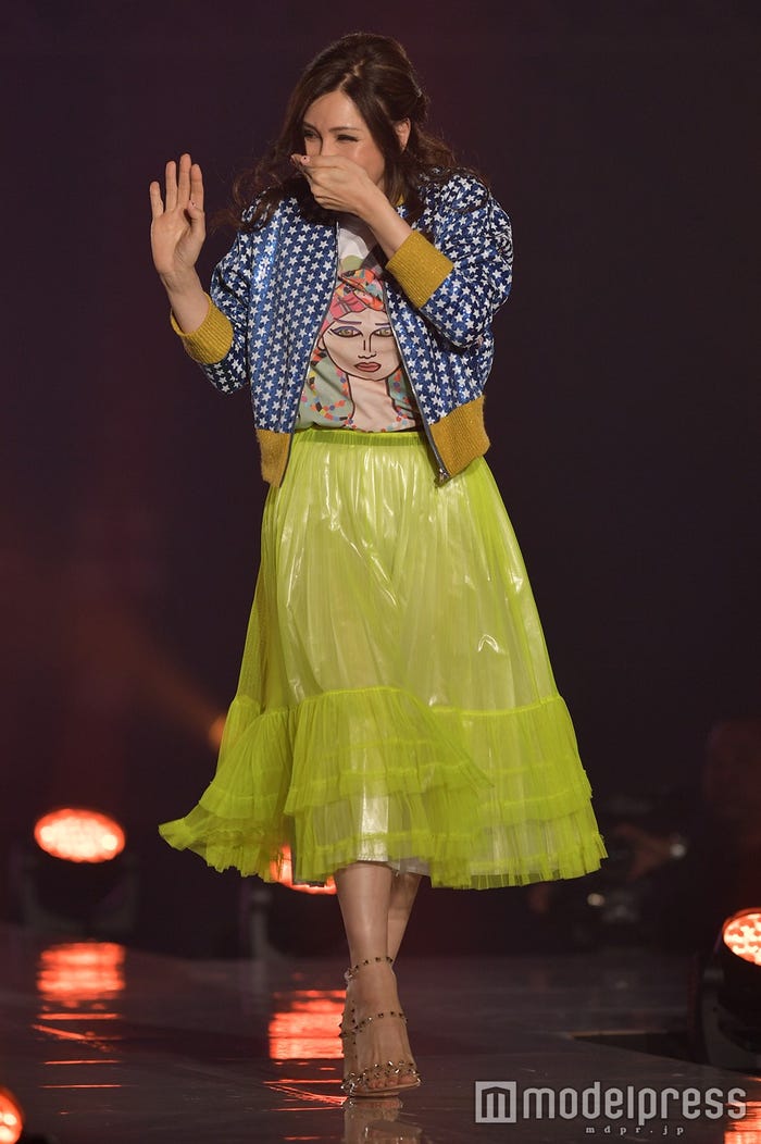 恥ずかしそうに手で口をおさえるKABA.ちゃん(C)モデルプレス