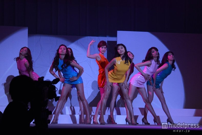 ライブパフォーマンスを披露したモデルガールズ