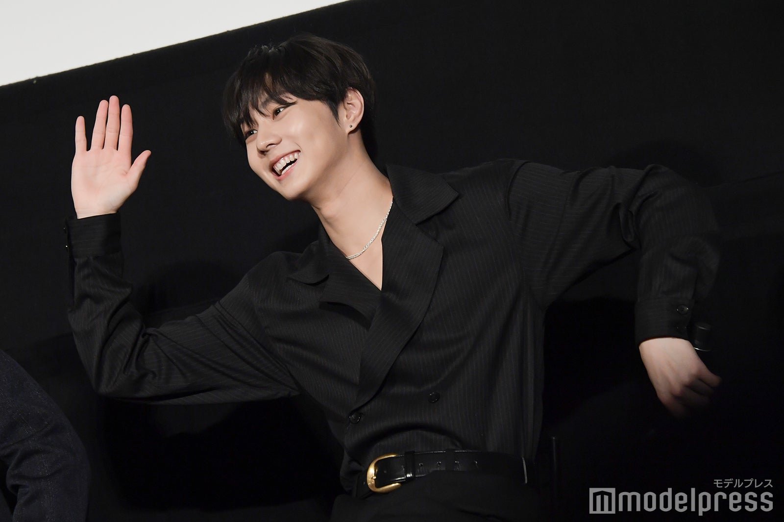 クイズに真剣回答したらすでにスクリーンに回答が映し出されていたことに気づいたJUNGWON（ジョンウォン）（C）モデルプレス