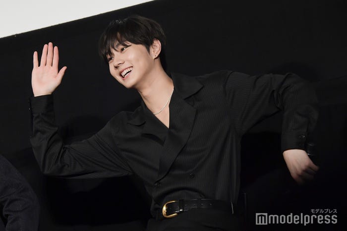 クイズに真剣回答したらすでにスクリーンに回答が映し出されていたことに気づいたJUNGWON(ジョンウォン)(C)モデルプレス