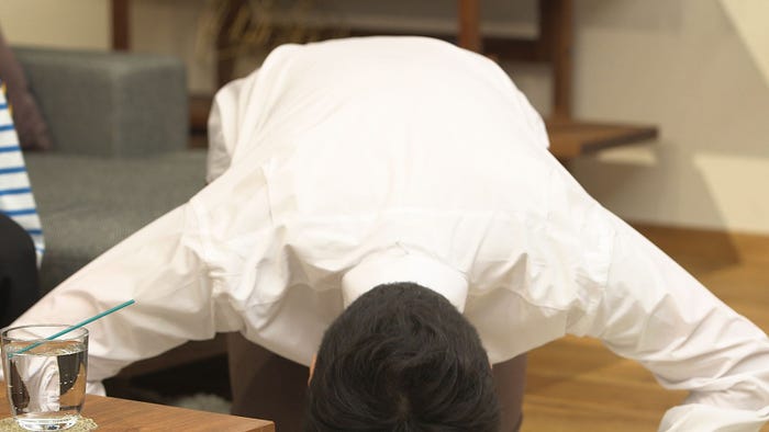 頭を深々と下げる山里亮太「TERRACE HOUSE TOKYO 2019-2020」6th WEEKスタジオ特別編(C)フジテレビ/イースト・エンタテインメント