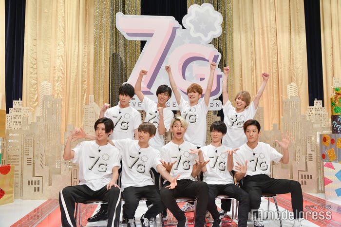 「笑顔のたえない職場です!」by佐久間大介/前列左から:目黒蓮、向井康二、ラウール、渡辺翔太、岩本照/後列左から:宮舘涼太、阿部亮平、深澤辰哉、佐久間大介 (C)モデルプレス