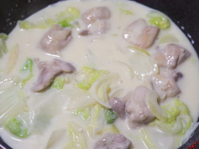 火を止めてから水溶き片栗粉を加え、全体を混ぜたら、再び火にかけてとろみがつくまで混ぜながら煮詰める。