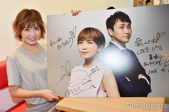 店内のパネルにサイン(C)モデルプレス