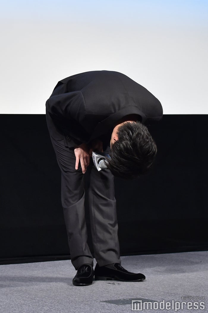 深々とお辞儀をする田中圭（C）モデルプレス