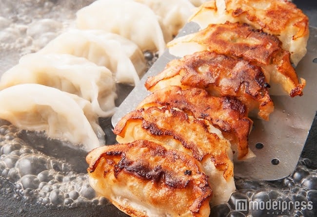 モチッ！パリッ！自慢の「薄皮與一餃子」税別450円（7個）