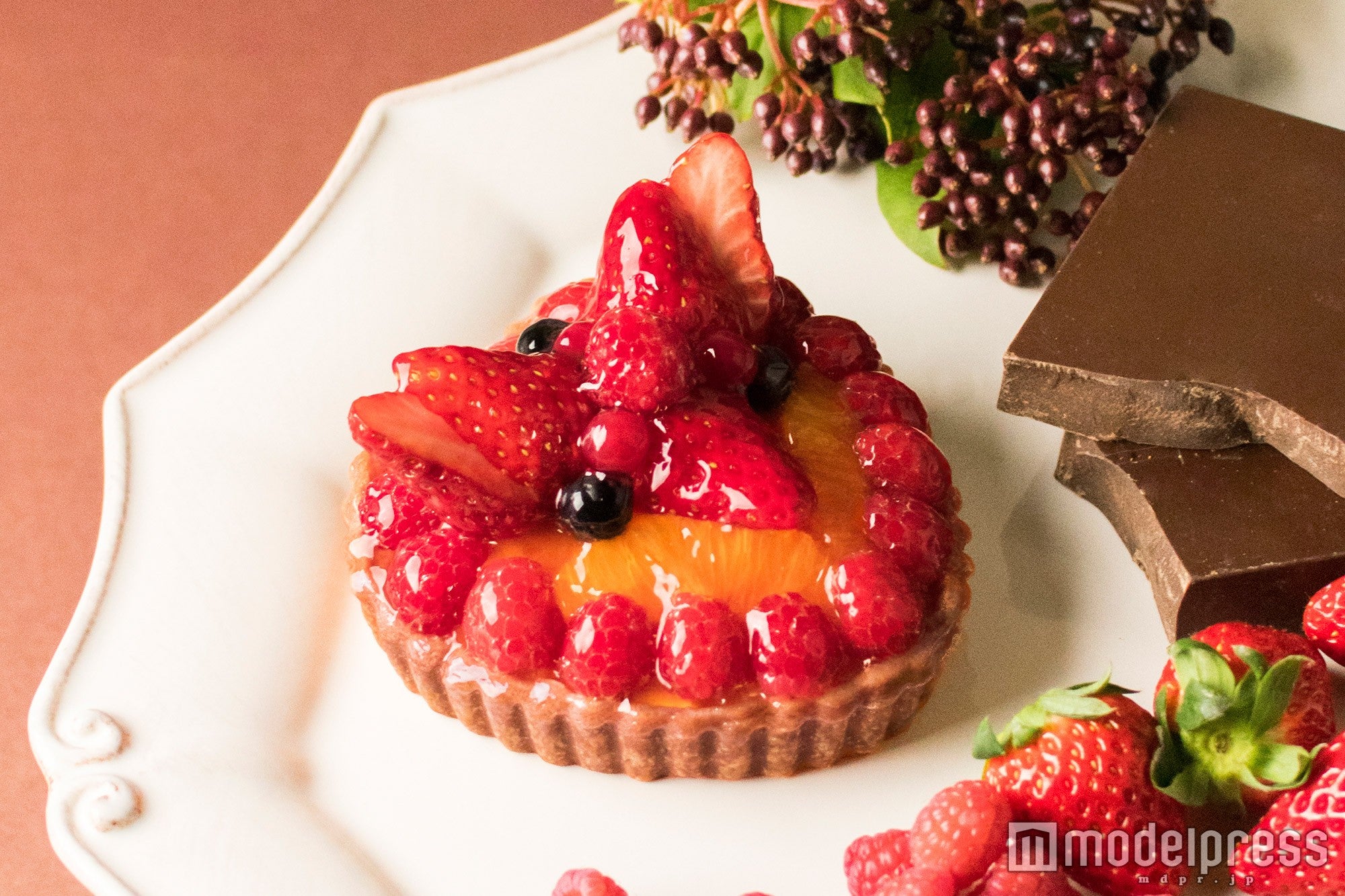 「サンタムール 赤いフルーツとオレンジのタルト」サイズ約11cm×10cm（ホール販売のみ）2,376 円