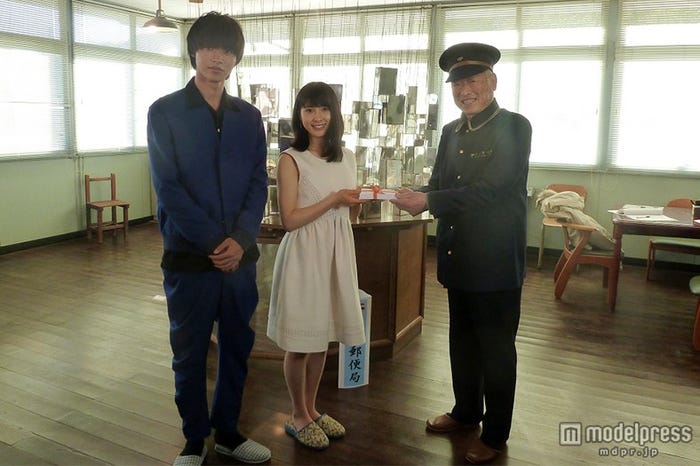 漂流郵便局を訪問(C)2015「orange」製作委員会 (C)高野苺/双葉社