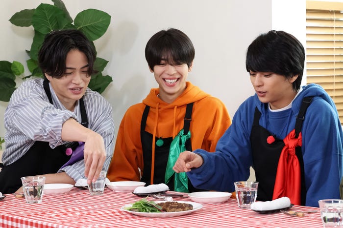 (左から)菊池風磨、松島聡、佐藤勝利(C)フジテレビ