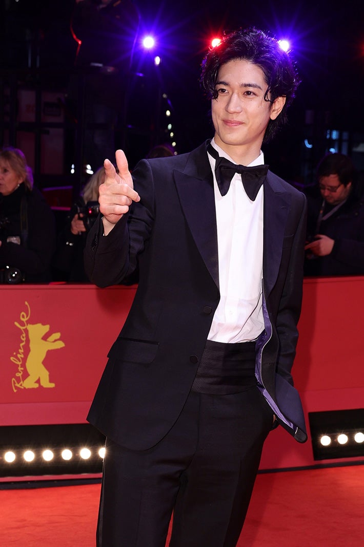 Hey! Say! JUMP中島裕翔「ベルリン国際映画祭」タキシード姿でレッドカーペット闊歩 流暢な英語も披露＜#マンホール＞