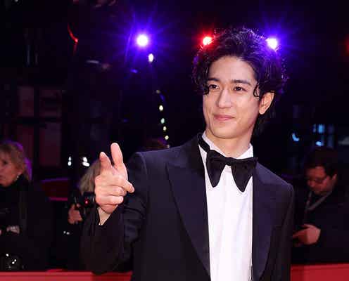 Hey! Say! JUMP中島裕翔「ベルリン国際映画祭」タキシード姿でレッドカーペット闊歩 流暢な英語も披露<#マンホール>