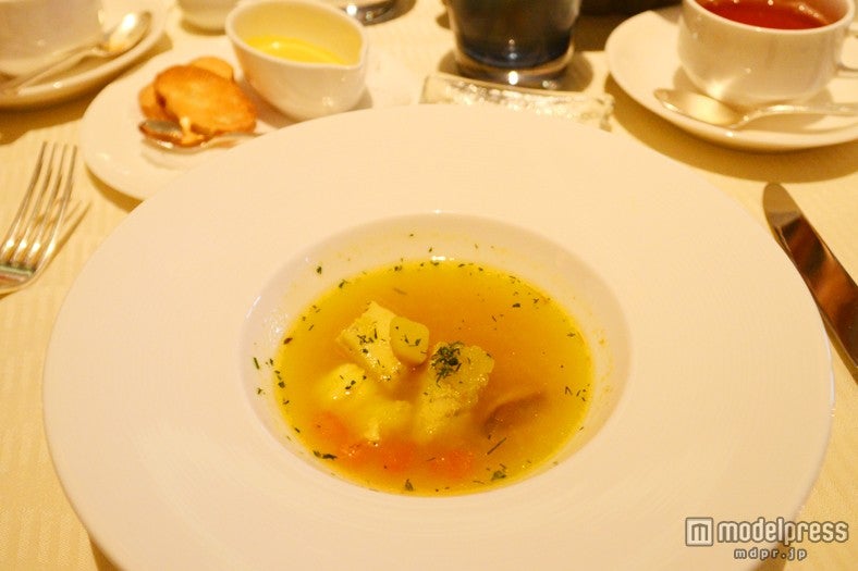 スープ／地中海風魚介のスープにウニのルイユを添えて