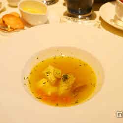 スープ／地中海風魚介のスープにウニのルイユを添えて
