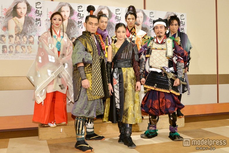 舞台「『源平盛衰記』異聞 巴御前 女武者伝説」初日舞台後に会見を行った（前列左から）的場浩司、黒木メイサ、西岡琢磨（後列左から）愛原実花、大河元気、堀井新太、山崎銀之丞