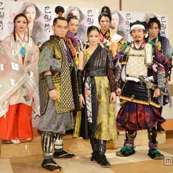 舞台「『源平盛衰記』異聞 巴御前 女武者伝説」初日舞台後に会見を行った(前列左から)的場浩司、黒木メイサ、西岡琢磨(後列左から)愛原実花、大河元気、堀井新太、山崎銀之丞