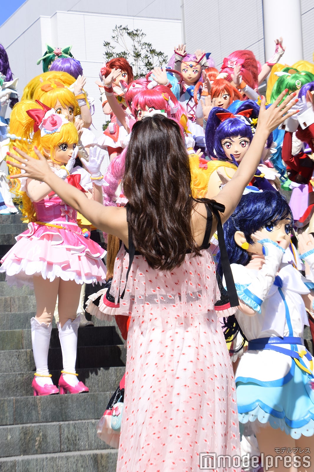 プリキュアたちに手を振る山本美月 （C）モデルプレス