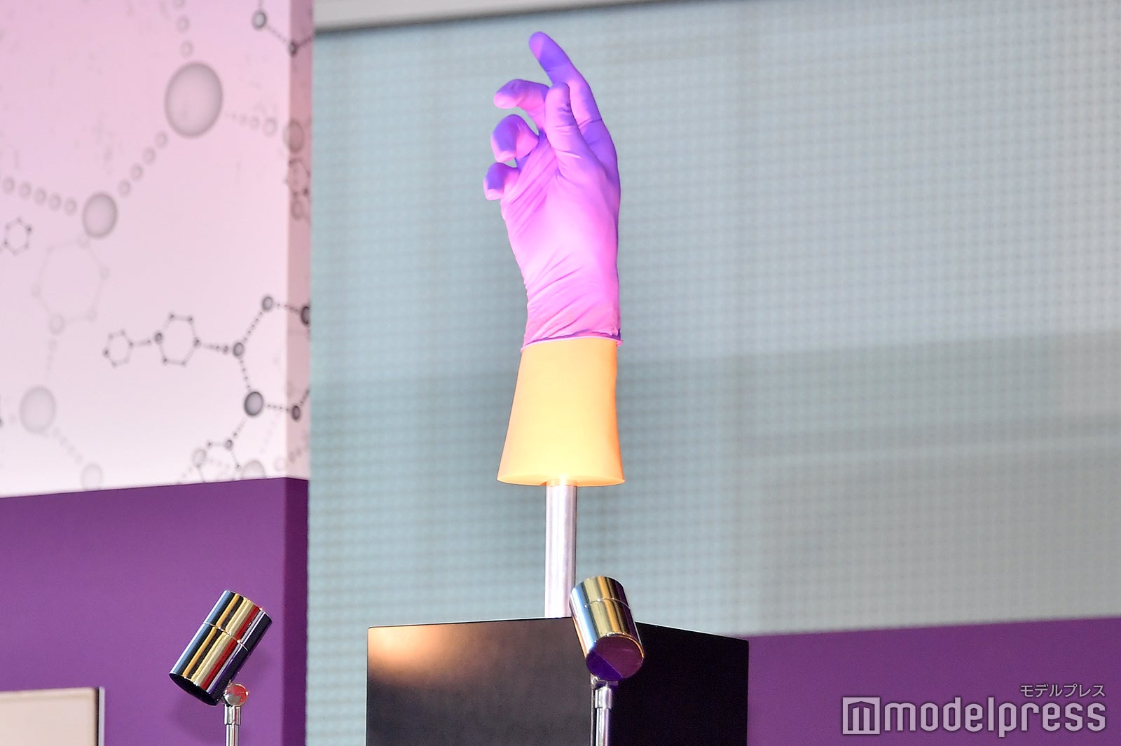 錦戸“手”オブジェ（C）モデルプレス