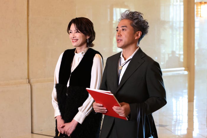 (左から)吉瀬美智子、ムロツヨシ「うちの弁護士は手がかかる」第9話より(C)フジテレビ
