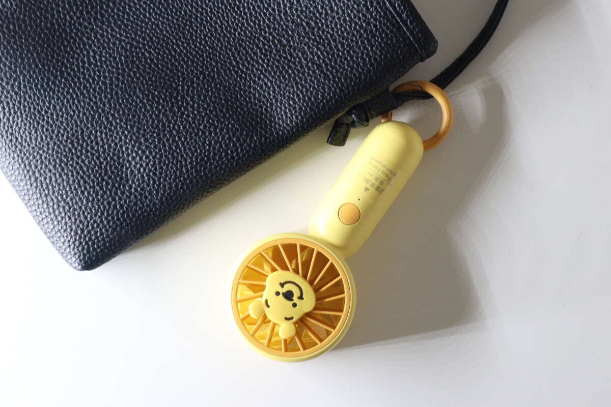 ダイソー ミニ扇風機、充電式、クリップスタンド付(くまのプーさん) ダイソーのミニ扇風機、充電式、クリップスタンド付(くまのプーさん)をバッグに付ける