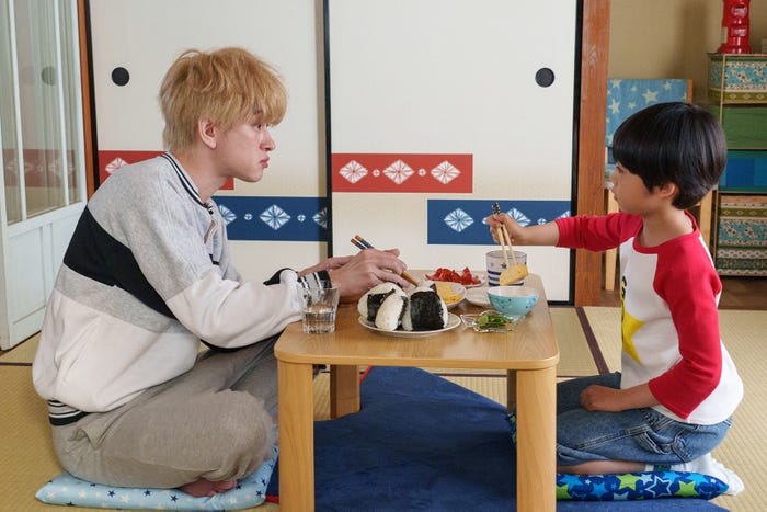 横山裕、川原瑛都「帰ってきたぞよ!コタローは1人暮らし」第1話より(C)テレビ朝日