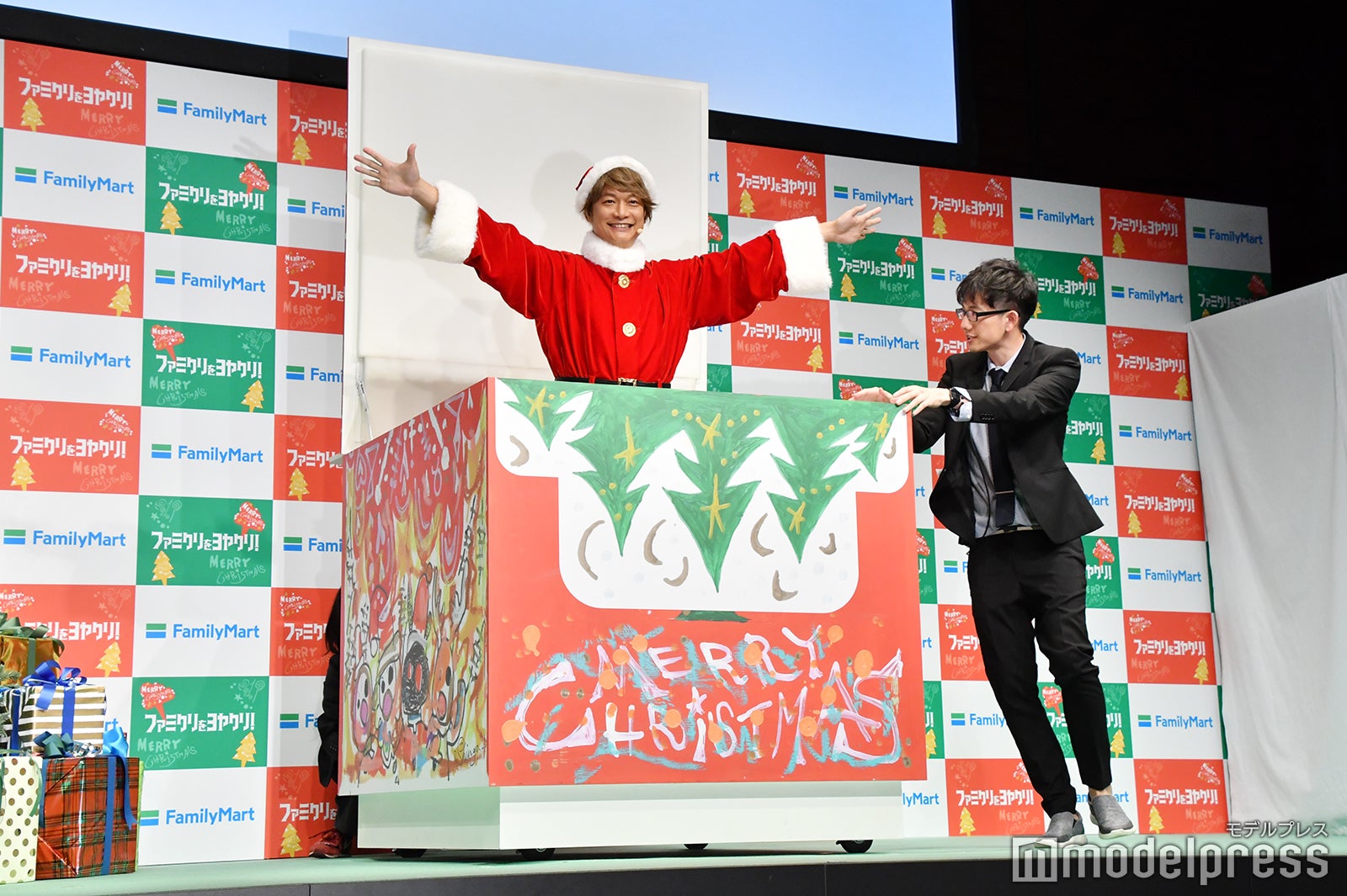 ボックスから登場する香取慎吾 （C）モデルプレス