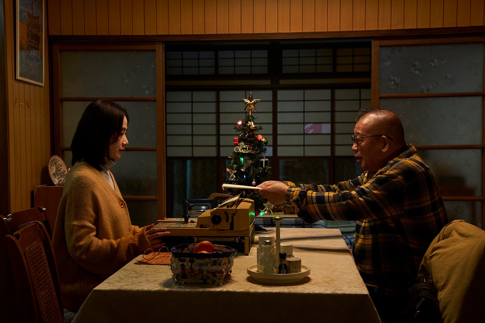 原田知世、笑福亭鶴瓶（C）2025「35年目のラブレター」製作委員会