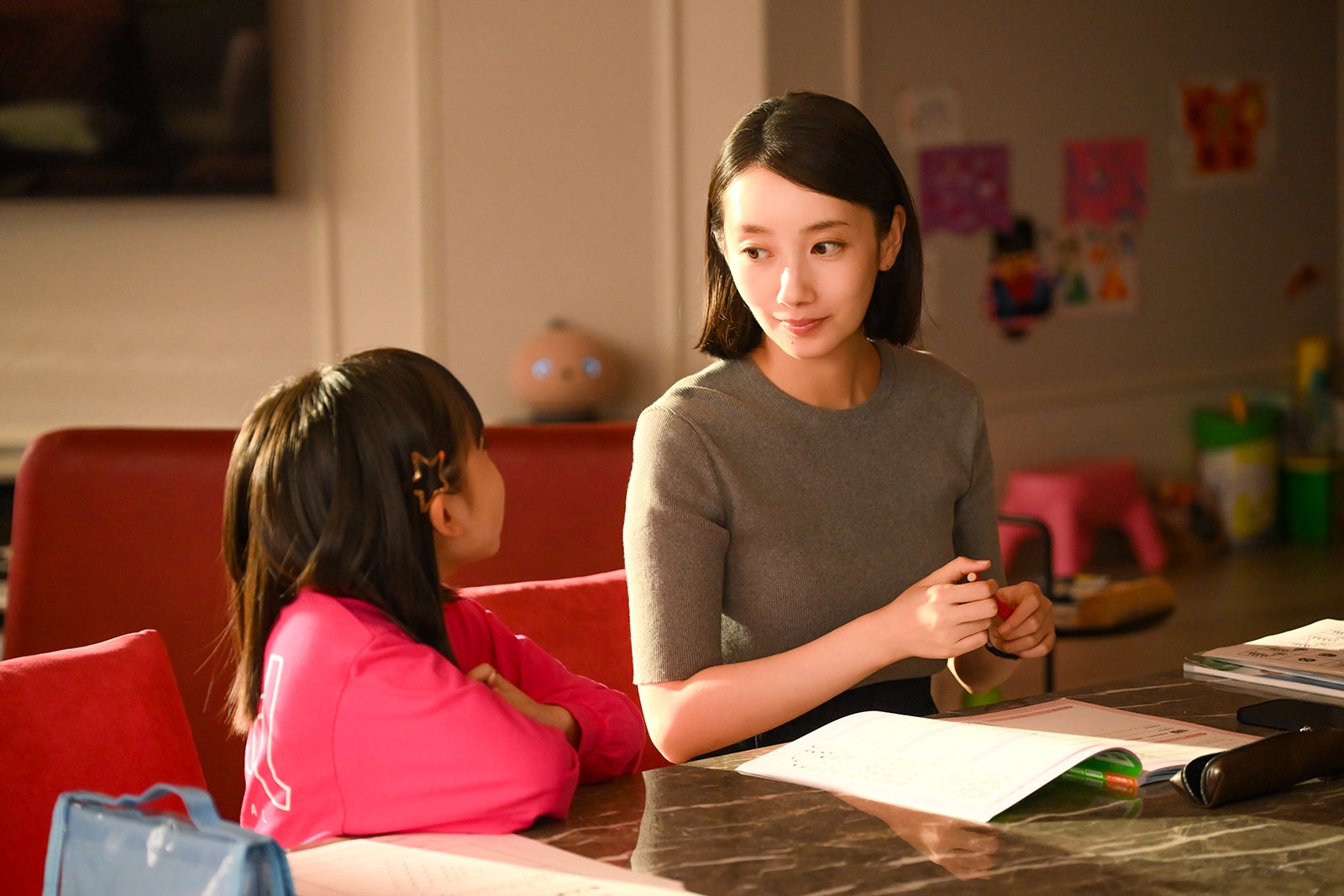 池村碧彩、波瑠「フェイクマミー」第1話（C）TBS