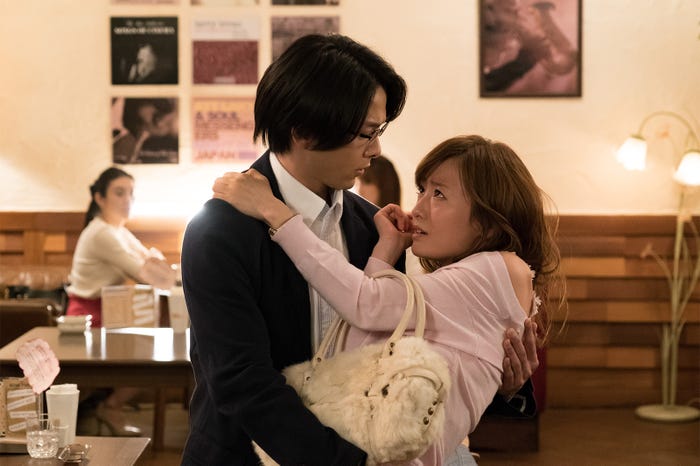 中村倫也、松本まりか/『ホリデイラブ番外編~10年前の2人・井筒夫妻編~』より(提供画像)
