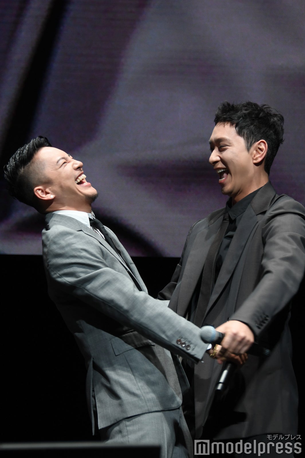 2度のハグで満面の笑み浮かべる三山凌輝＆チャンソン（C）モデルプレス