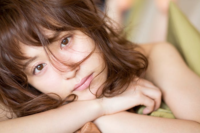 衛藤美彩/「smart」6月号より(画像提供:宝島社)
