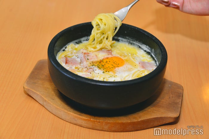石焼生パスタ カルボナーラ風¥1050(C)モデルプレス