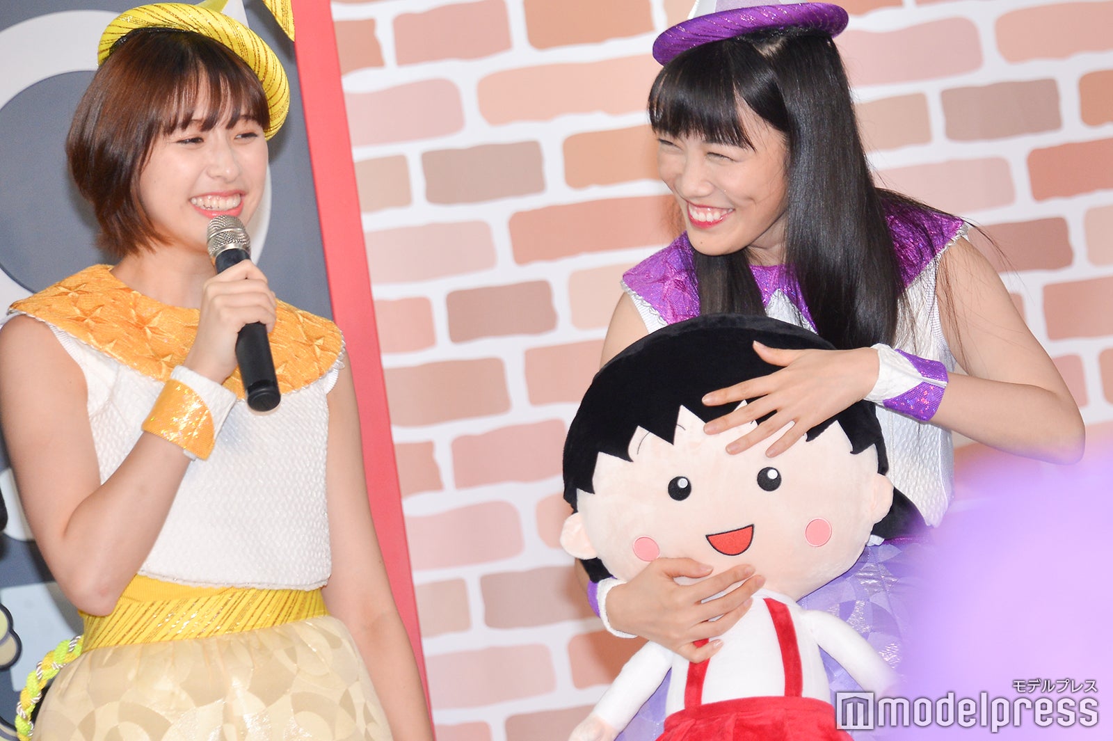 ちびまる子ちゃんの前髪を上げて玉井詩織から注意される高城れに （C）モデルプレス