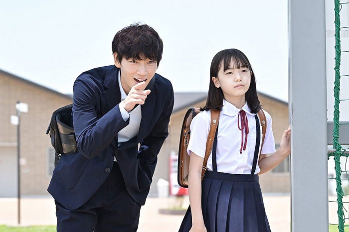 (左から)綾野剛、稲垣来泉/「オールドルーキー」第2話より(C)TBS