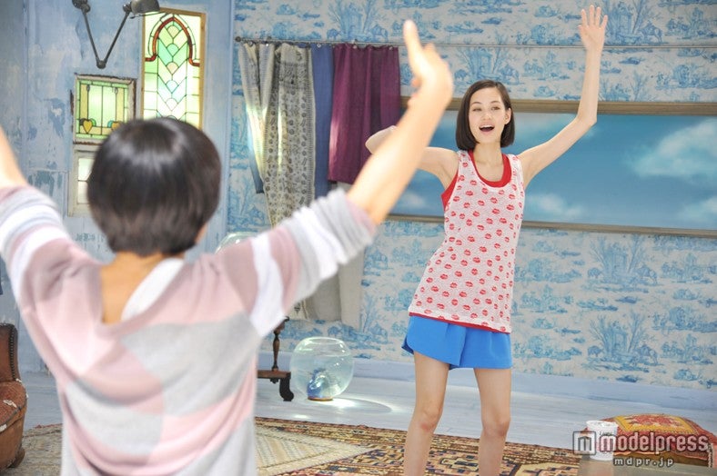 水原希子／ICEカップヌードル新CM「氷入れすぎた」篇メイキングカットより