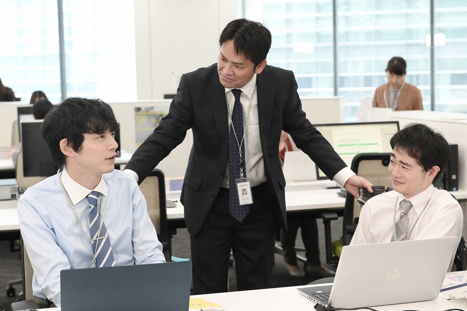 坂口健太郎、岡田圭右、森永悠希／「婚姻届に判を捺しただけですが」第4話より（C）TBS