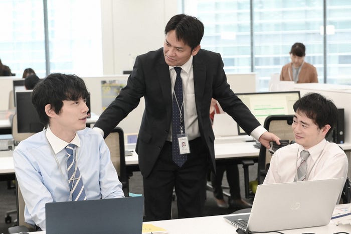 坂口健太郎、岡田圭右、森永悠希/「婚姻届に判を捺しただけですが」第4話より(C)TBS