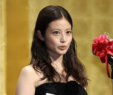 今田美桜 デコルテまぶしっ！ツヤツヤの透明感をパンツスタイルで披露