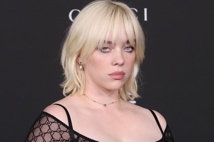来日中のビリー・アイリッシュ「Mステ」降臨 Travis Japan・INIらとのセルフィー大会が話題