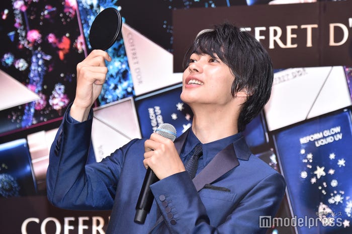 鏡を見てメイクアップした自分に驚く神尾楓珠 (C)モデルプレス