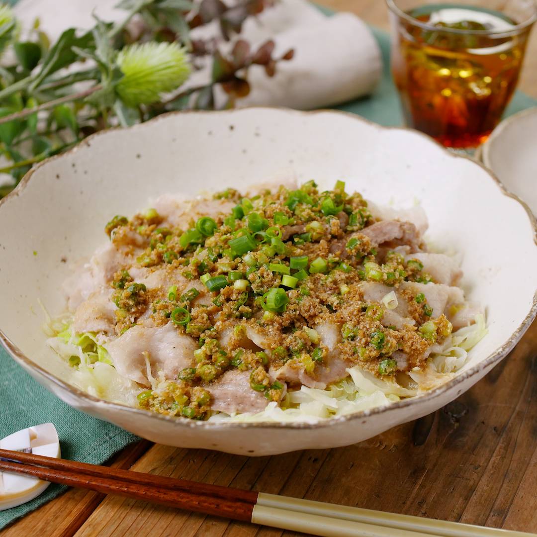お皿1つで完結!千切りキャベツと豚バラのレンジ蒸し