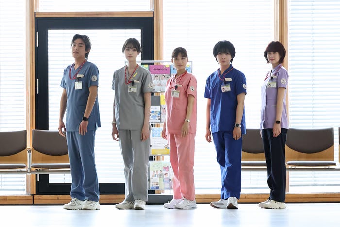 吉村界人、高橋ひかる、芳根京子、大西流星、小西桜子「まどか26歳、研修医やってます!」(C)TBS