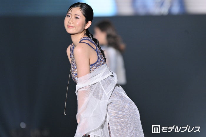 HKT48井澤美優、ノースリーブワンピで美肩大胆見せ お茶目な笑顔にドキッ【TGCしずおか2025】