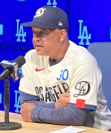 ロバーツ監督、“落球”パヘスを擁護「難しいプレー」大飛球をグラブに当てて先制点に その裏の打席で逆転2ラン「本当に良かった」