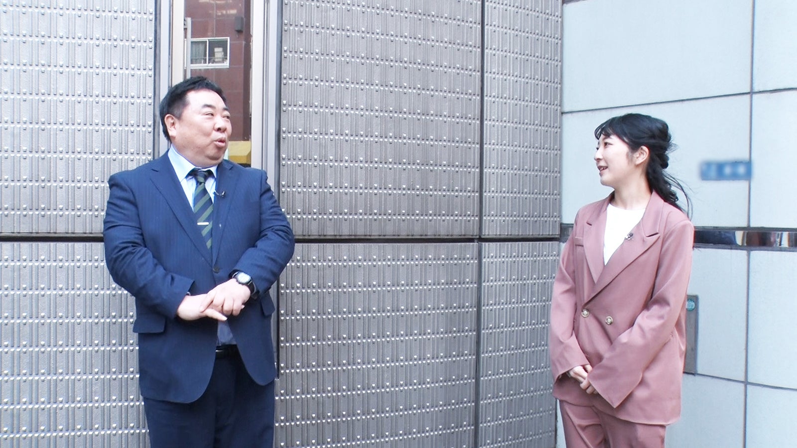 塚地武雅、服部彩香 （C）BS-TBS