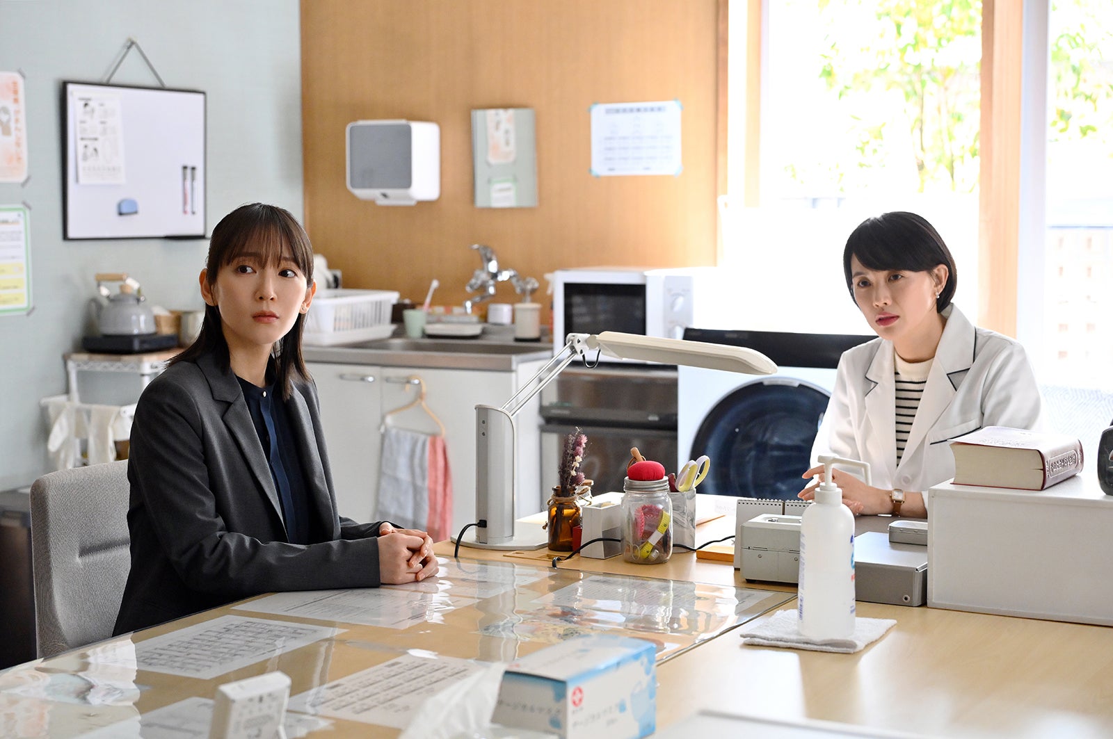 吉岡里帆、臼田あさ美「御上先生」（C）TBS