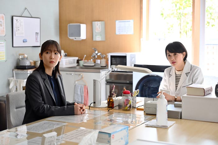 吉岡里帆、臼田あさ美「御上先生」(C)TBS