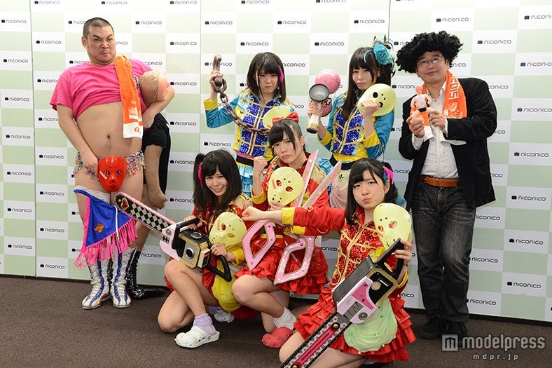 男色ディーノ（左）に仮面を奪われた仮面女子